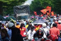 越南贫困居民袭击过往车辆 中国游客祸从天降